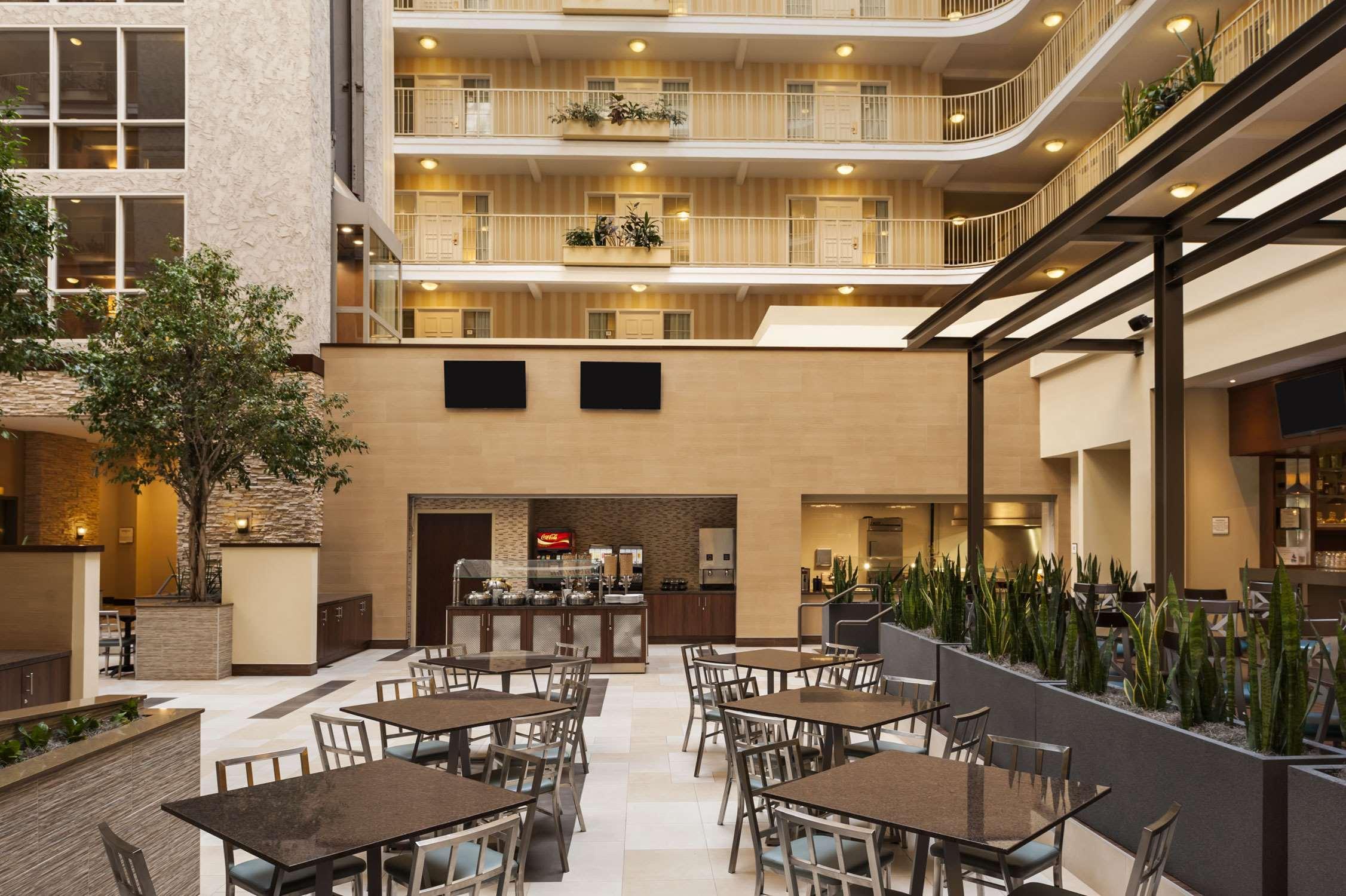 Embassy Suites By Hilton Dallas Market Center Restaurant foto